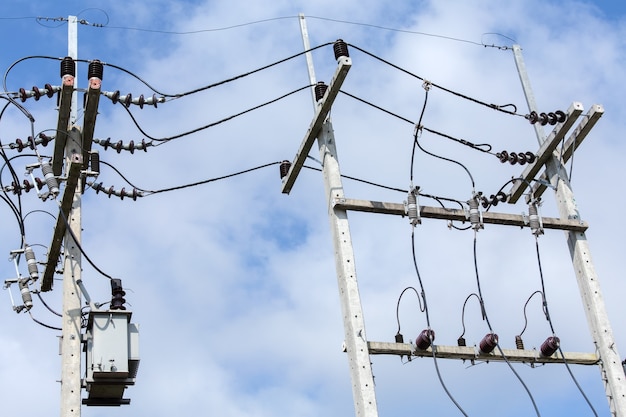 Poste électrique avec le ciel et les nuages dans l'après-midi.