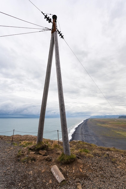 Photo poste de fil électrique sur le cap dyrholaey en islande