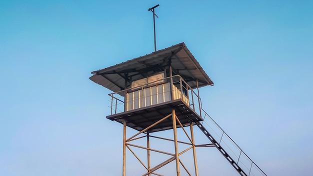 Poste de garde ou tour de garde utilisé pour la surveillance des frontières en acier aspect rustique avec ciel bleu.