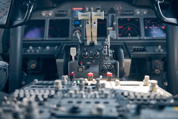 Poste de pilotage d'avion avec leviers de poussée ou leviers de puissance sur le tableau de bord du socle