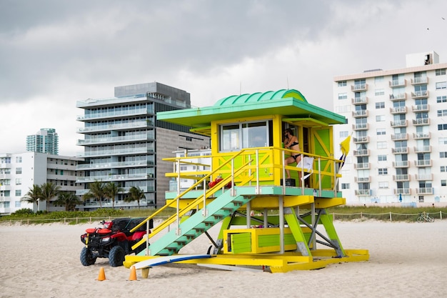 Poste de sauveteur de Miami Beach avec voiture de garde