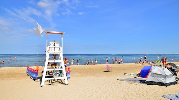 un poste de sauveteur sur la plage avec le numéro 13 dessus.