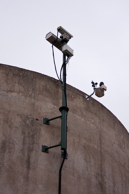 Poste de surveillance vidéo sur les zones de contrôle des tours en béton