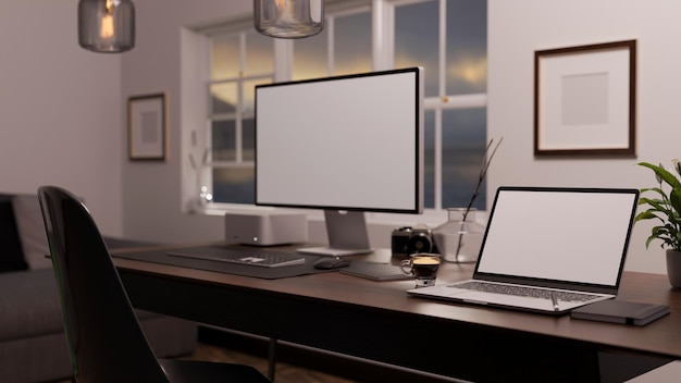 Poste de travail de bureau à domicile moderne et élégant avec ordinateur portable sur une table en bois sombre