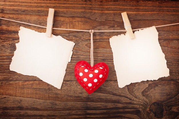 Poster une note papier et des formes de coeur sur une table en bois.