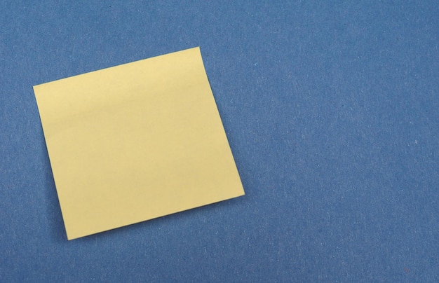 Postit sur bleu avec espace de copie