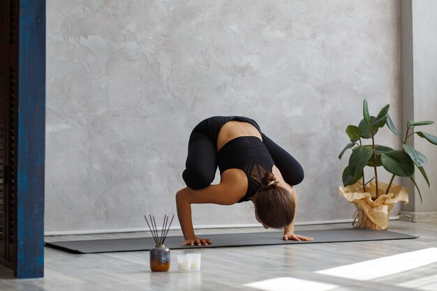 Postures de yoga, méditation, relaxation, gestion du stress, bien-être et santé