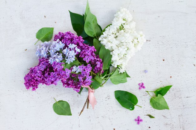 Posy de fleurs lilas fraîches sur table en bois blanc