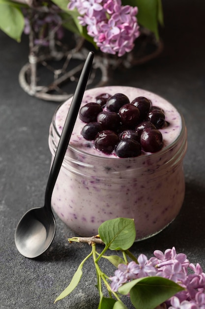 Photo pot à angle élevé avec smoothie et fruits