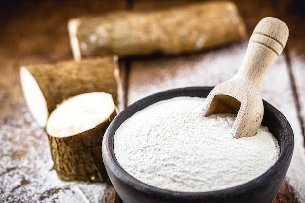 Photo pot en argile fait main avec farine de manioc, appelé polvilho, amidon de manioc, carimãƒâ £ ou gomme