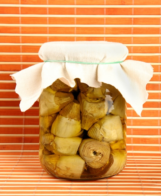 Photo pot d'artichauts à l'huile