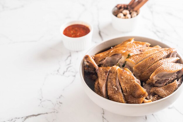 pot-au-feu de canard avec sauce et ingradients