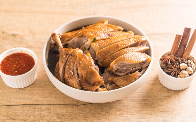 pot-au-feu de canard avec sauce et ingradients