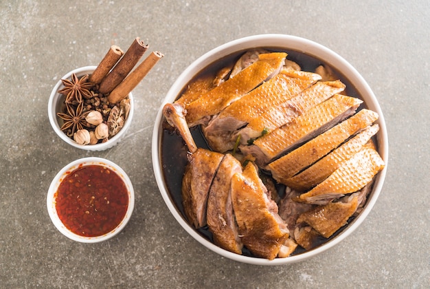 pot-au-feu de canard avec sauce et ingradients