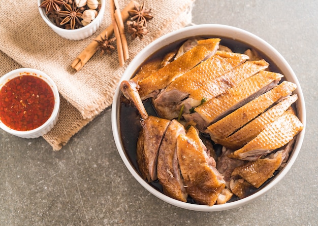 pot-au-feu de canard avec sauce et ingradients