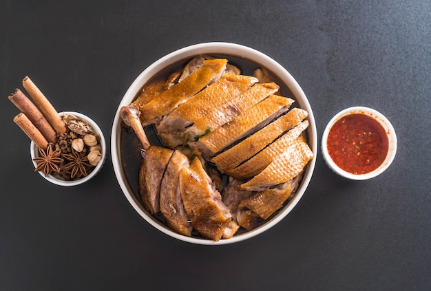 pot-au-feu de canard avec sauce et ingradients