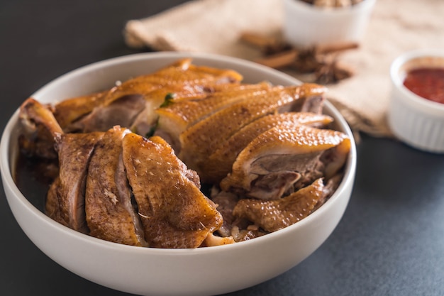 pot-au-feu de canard avec sauce et ingradients