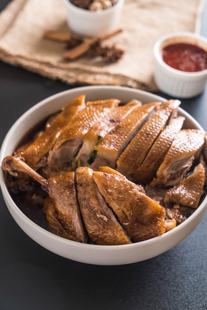 pot-au-feu de canard avec sauce et ingradients