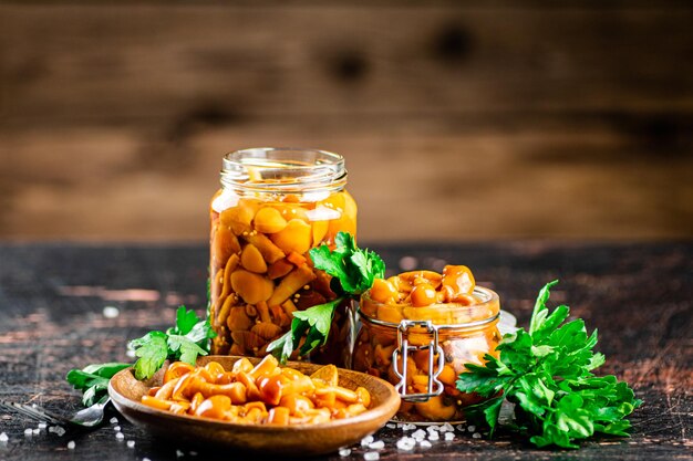 Pot aux champignons marinés sur la table