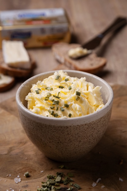 Pot de beurre, gros sel et ciboulette