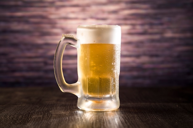 Un pot de bière plein.