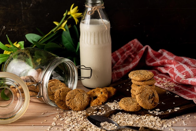 Un pot à biscuits à l'avoine et aux raisins tombés et une tour à biscuits sur le côté. Vue générale.