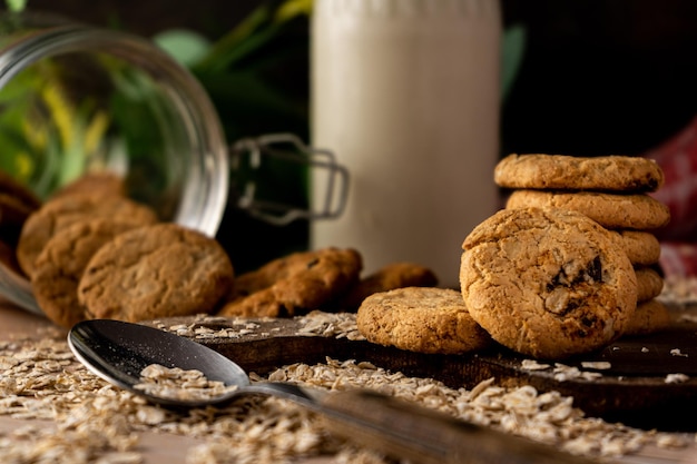 Un pot à biscuits à l'avoine et aux raisins tombés et une tour à biscuits sur le côté. Vue générale.