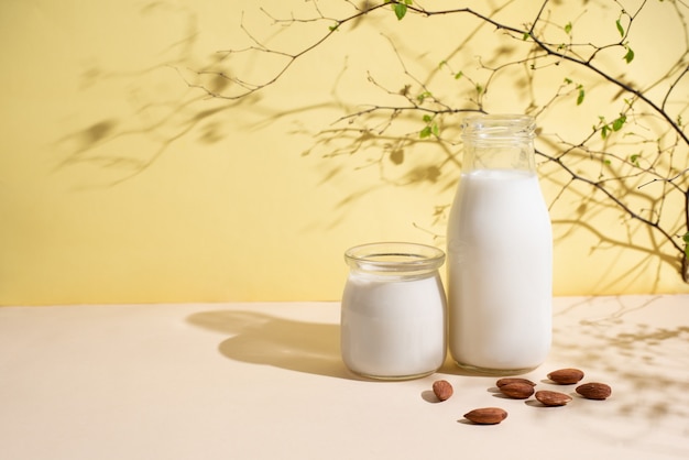 Pot et bouteille avec lait d'amande et amandes