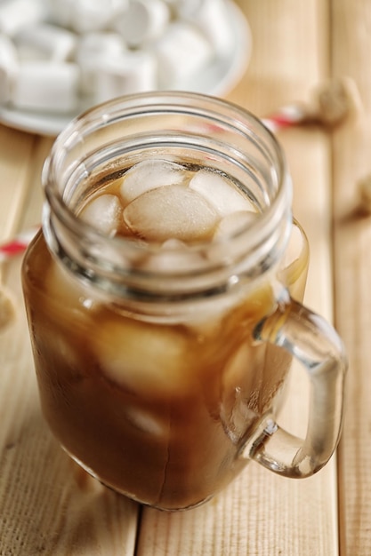 Pot de café glacé sur table en bois