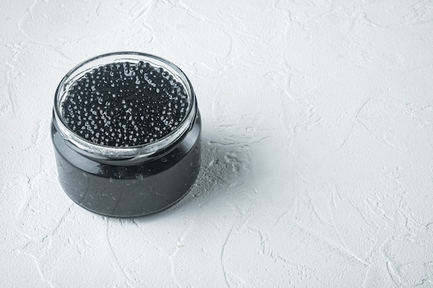 Pot de caviar d'esturgeon noir, sur tableau blanc