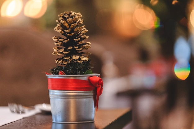 Pot avec un cône sur la table