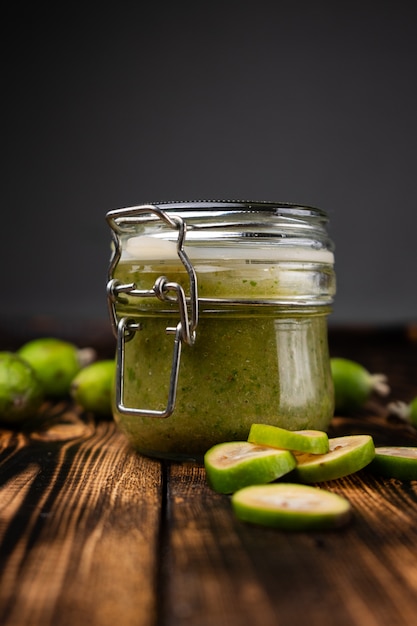 un pot de confiture de feijoa