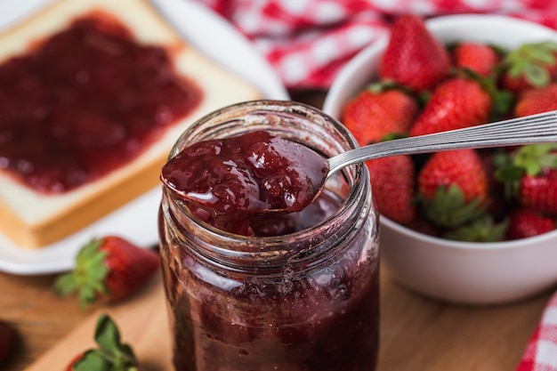 Pot de confiture de fraises sur fond en bois de la vue de dessus