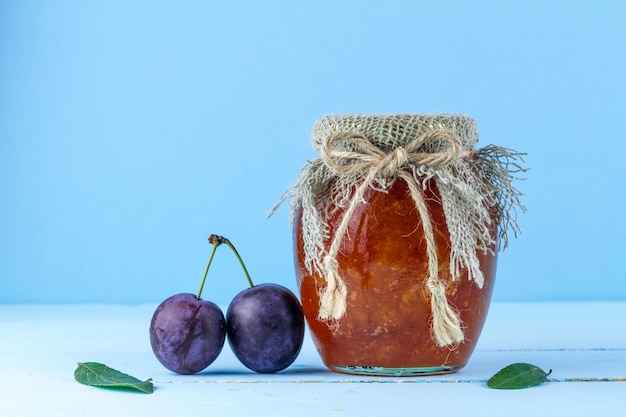 Un Pot De Confiture Maison Aux Prunes Et Deux Prunes,