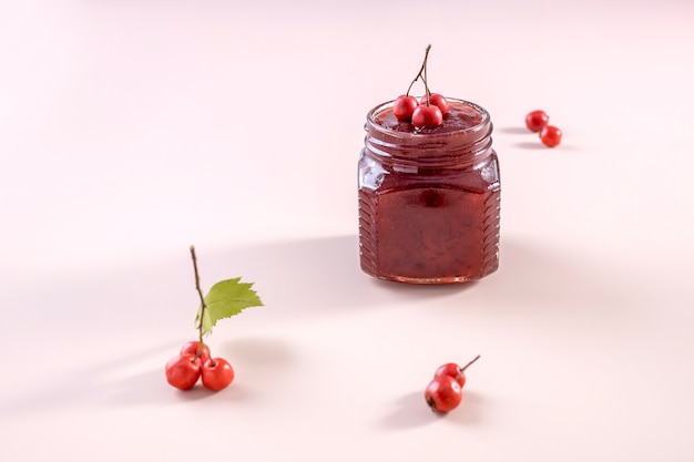 Un pot de confiture maison à base de baies d'aubépine