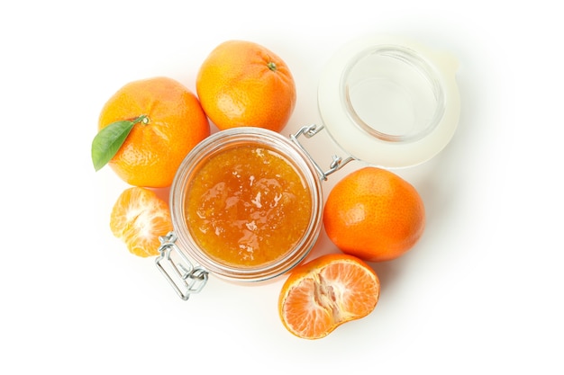 Pot de confiture de mandarine et ingrédients isolés sur fond blanc