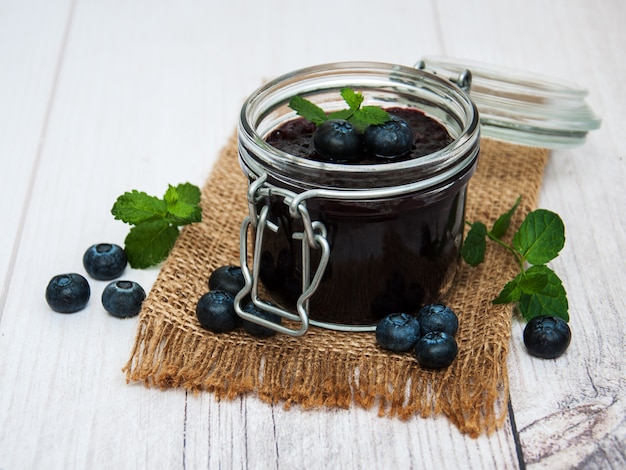 Pot à confiture de myrtilles