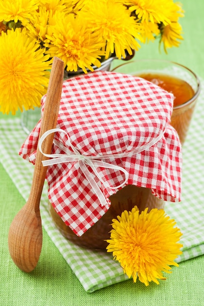 Pot de confiture de pissenlit et fleurs blowball sur table