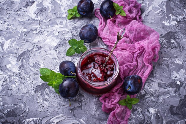 Pot à confiture de prunes