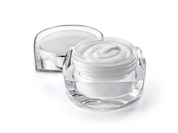 Pot de crème cosmétique isolé sur blanc