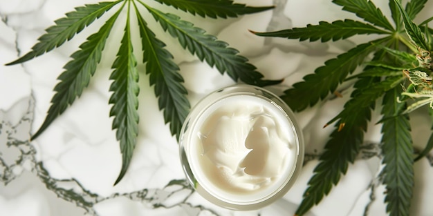 Un pot de crème avec des feuilles de cannabis