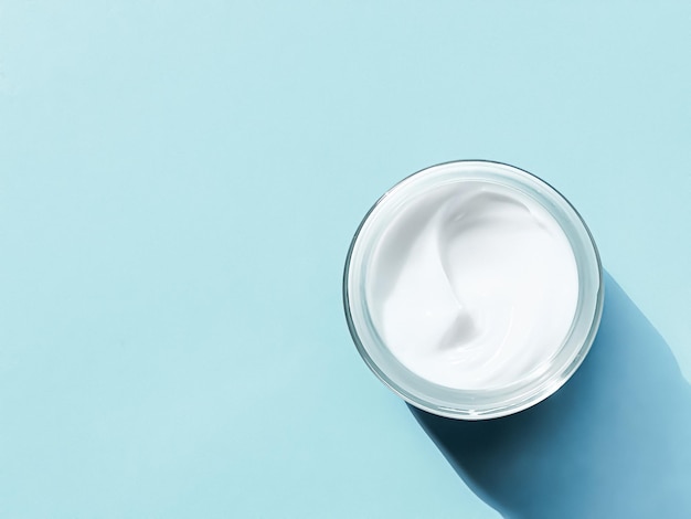 Pot de crème hydratante pour le visage comme échantillon de produit sur fond de menthe beauté et soins de la peau science cosmétique