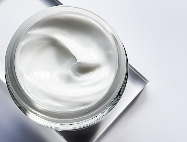 Photo pot de crème hydratante pour le visage et échantillon de produit sur la science cosmétique de la beauté et des soins de la peau en verre