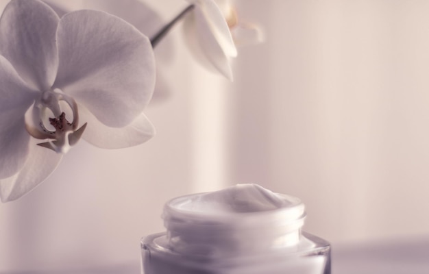 Pot de crème hydratante pour le visage et fleur d'orchidée lotion de soin hydratante pour la peau et émulsion liftante cosmétiques anti-âge pour la marque de soins de beauté de luxe