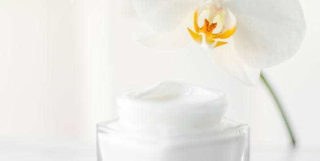 Pot de crème hydratante pour le visage et fleur d'orchidée lotion de soin hydratante pour la peau et émulsion liftante cosmétiques anti-âge pour la marque de soins de beauté de luxe