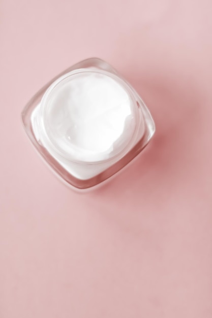 Pot de crème hydratante pour le visage sur fond beige lotion de soin hydratante pour la peau et émulsion de levage cosmétiques anti-âge pour la marque de soins de beauté de luxe