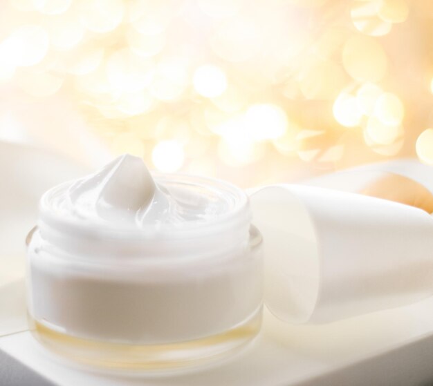 Photo pot de crème hydratante pour le visage sur fond de paillettes de vacances hydratant les soins de la peau comme émulsion de levage cosmétiques anti-âge pour la marque de soins de beauté de luxe