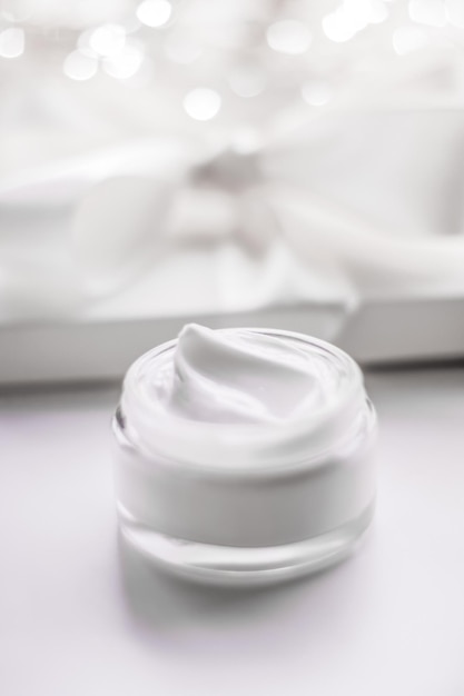 Pot de crème hydratante pour le visage sur fond de paillettes de vacances hydratant les soins de la peau comme émulsion de levage cosmétiques anti-âge pour la marque de soins de beauté de luxe