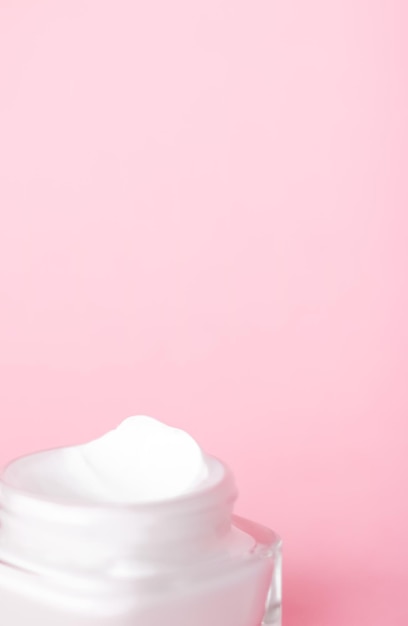 Pot de crème hydratante pour le visage sur fond rose lotion de soin hydratante pour la peau et émulsion de levage cosmétiques anti-âge pour la marque de soins de beauté de luxe