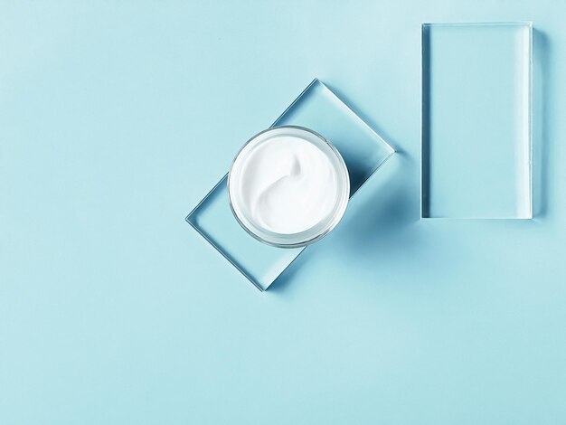 Pot de crème hydratante pour le visage sur fond de verre et de menthe produit de beauté et science cosmétique de soin de la peau